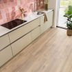 Laminaat Eiken Donker brede plank 02422 inclusief ondervloer plinten gratis gelegd