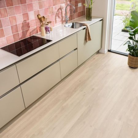 Laminaat Eik Licht Naturel brede plank 02425 inclusief ondervloer plinten gratis gelegd