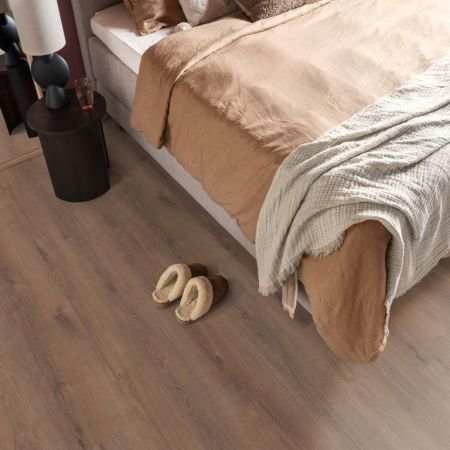 Laminaat Eiken Midden Bruin brede plank 06019 inclusief ondervloer plinten gratis gelegd