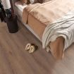 Laminaat Eiken Midden Bruin brede plank 06019 inclusief ondervloer plinten gratis gelegd