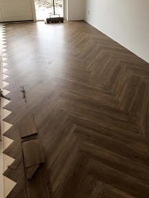 Visgraat PVC vloer gelegd in Rotterdam door ART Woninginrichting